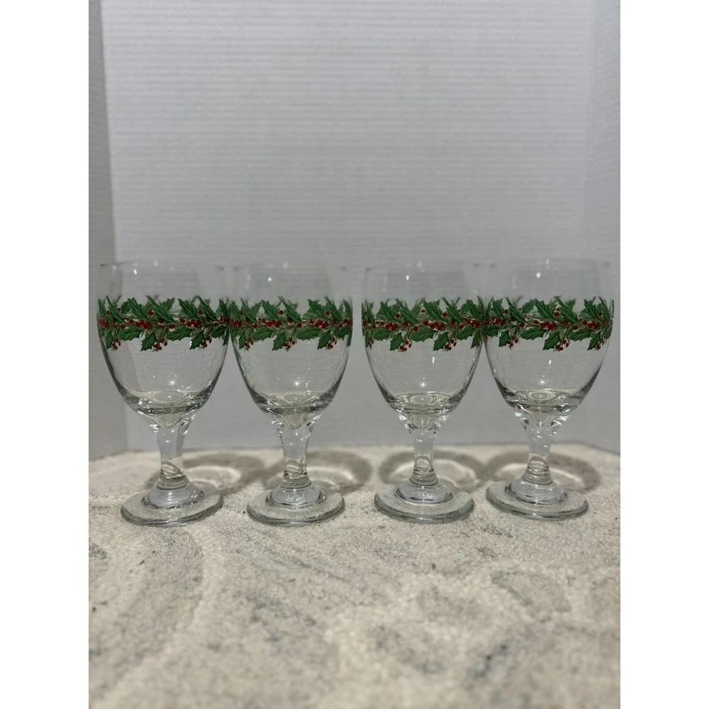 Set of 4 Christmas Holly and Berry Wreath Wine Glasses Holiday Stemware 7 inch